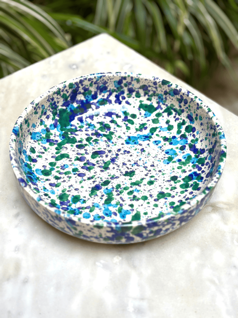 plat-artisanal-espagnol-tachete-bleu-vert-ambiance