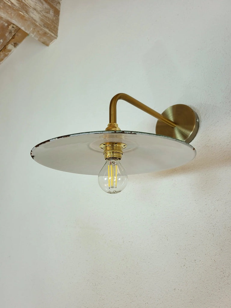 Applique murale vintage en métal émaillé vert, luminaire industriel monté à la main en France.