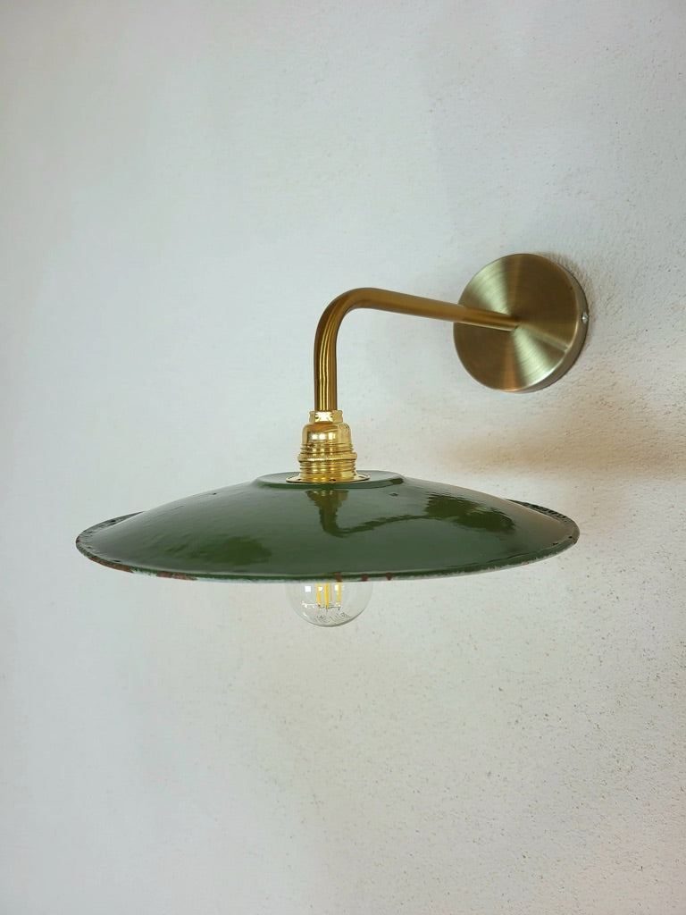 Vue de dessous d’un luminaire mural vintage, abat-jour vert en tôle émaillée au design atelier.