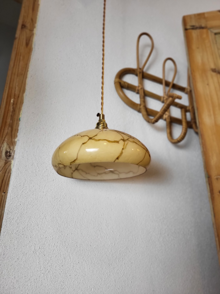 baladeuse caramel vue en contre plongé suspendue avec un câble doré
