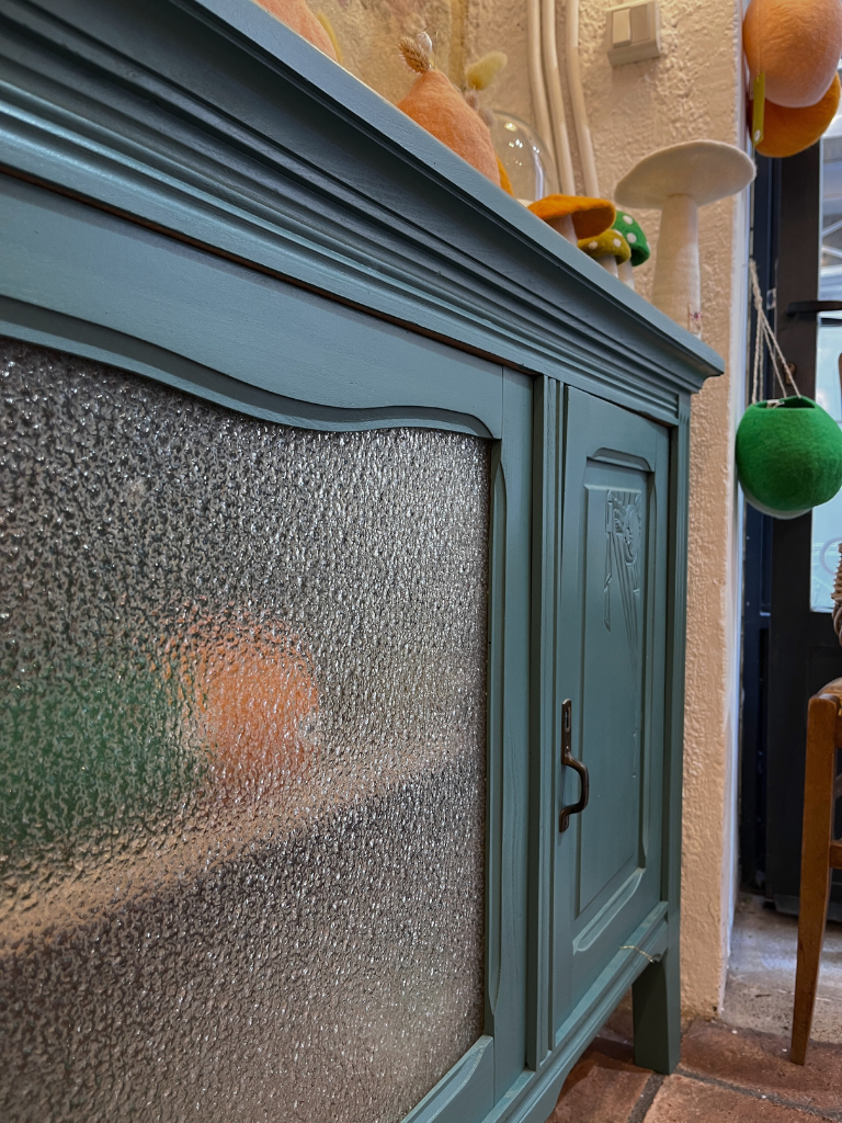 enfilade Paula vue de profil sur porte en verre granuleux
