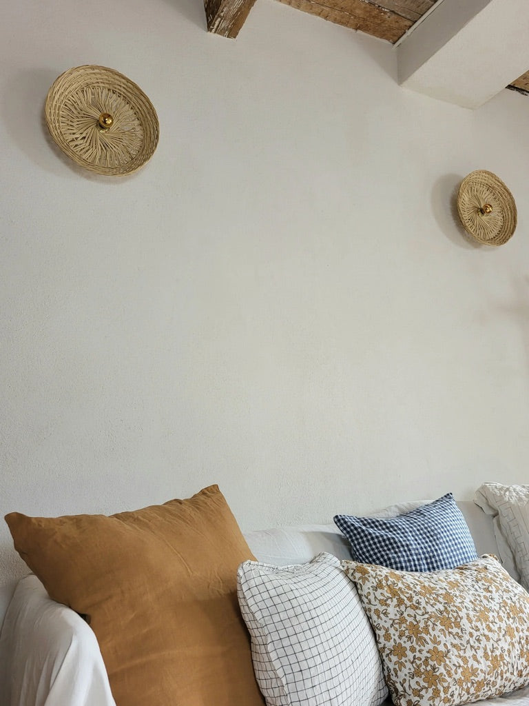 Applique murale en corbeille naturelle, décoration éco-responsable dans un salon au style bohème mediterraneen.
