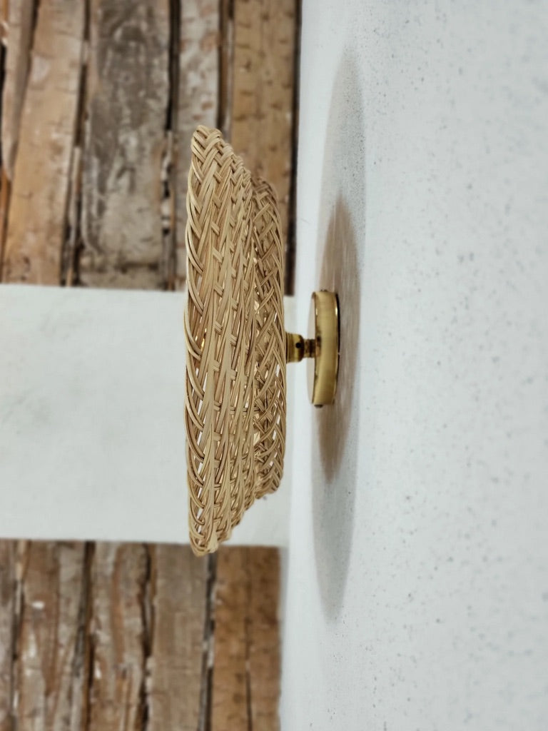 Vue du dessous d’une applique murale en fibres végétales, luminaire naturel.