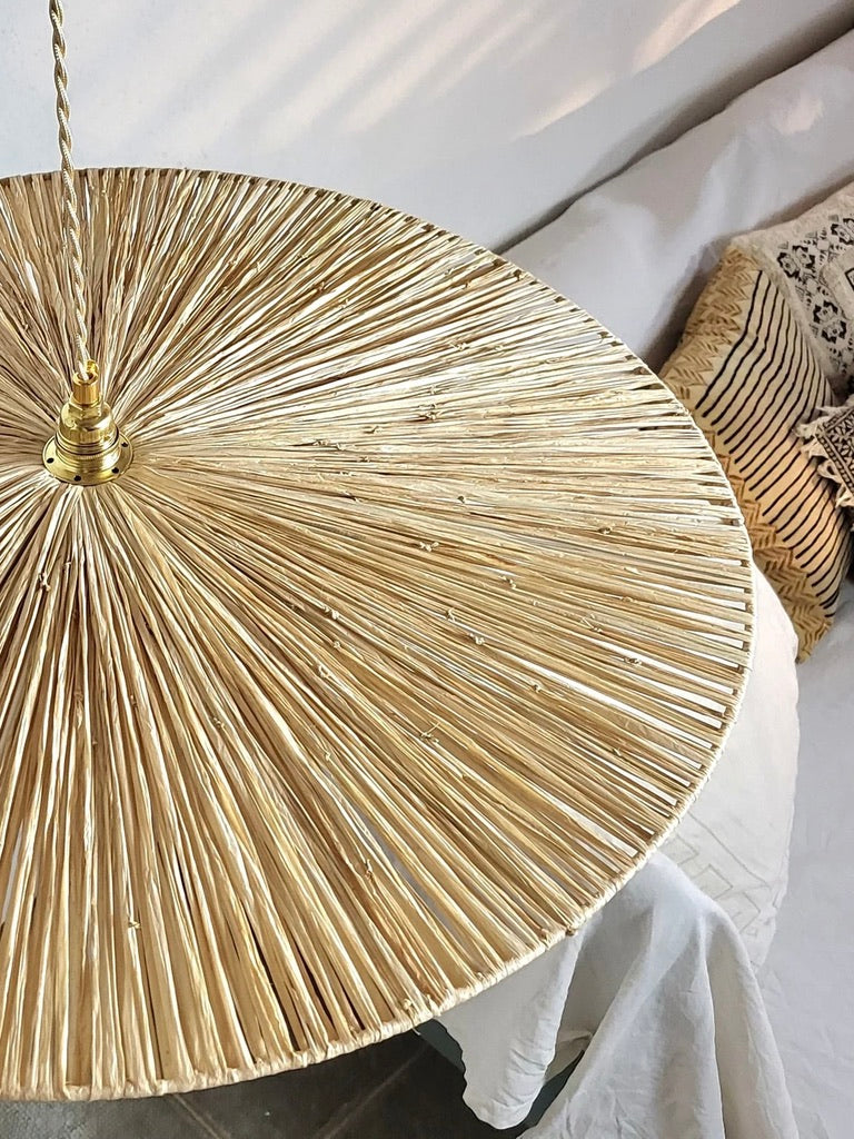 Vue du dessus de la suspension ombrelle, zoom sur le tissage du raphia fait à la main en France