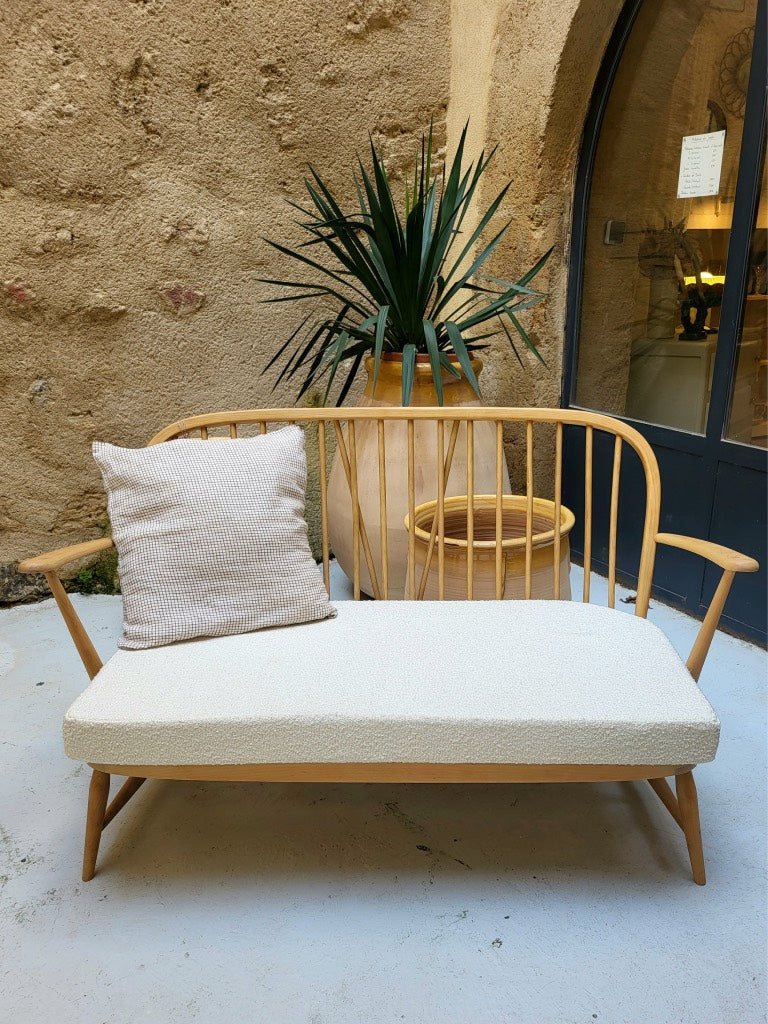 Banquette vintage Ercol Windsor rénovée avec coussin en tissu bouclette blanc