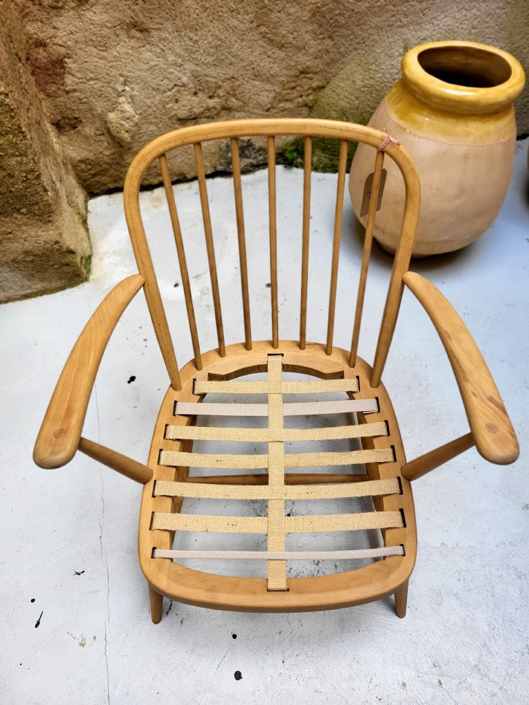 Fauteuil ercol windsor vintage, vue de l'assise rénovée.
