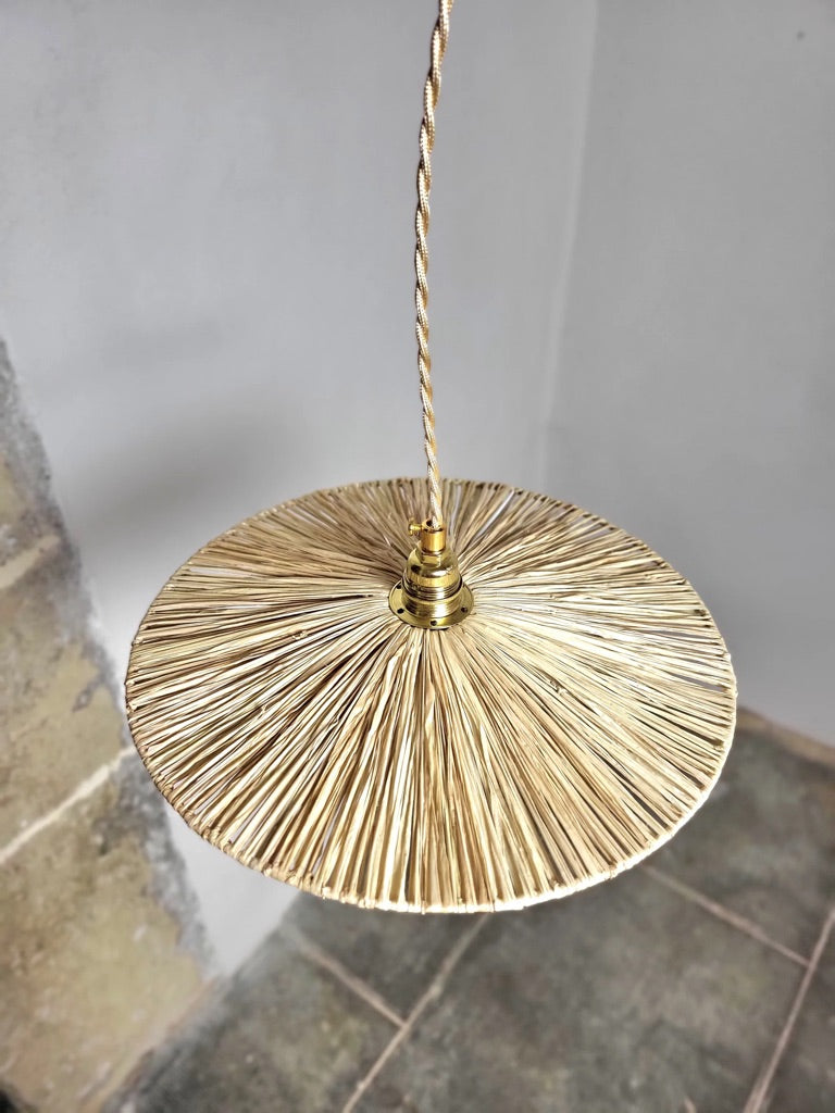 Abat-jour suspendu en raphia, déco bohème et méditerranéenne, lumière naturelle et ambiance chaleureuse.