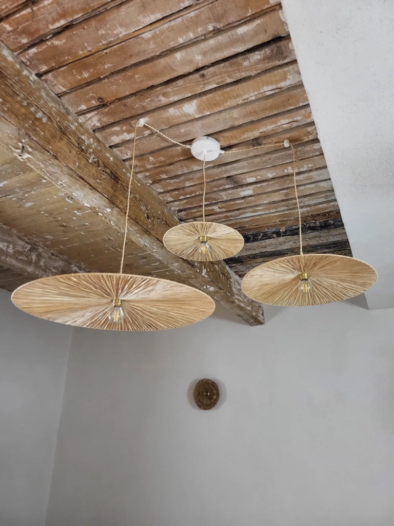 Suspension artisanale en raphia naturel avec trois abat-jours ronds, luminaire fait main fabriqué en France.