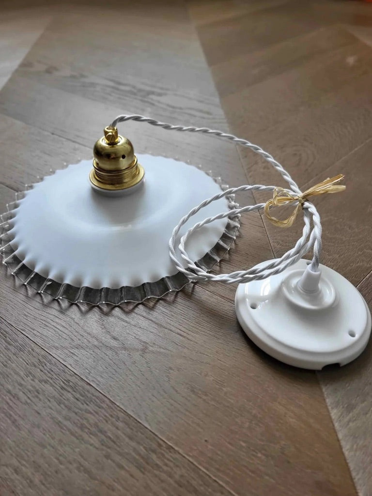 Suspension en verre opaline blanc, dentelle ondulée transparente, plafonnier céramique, câble textile torsadé blanc.