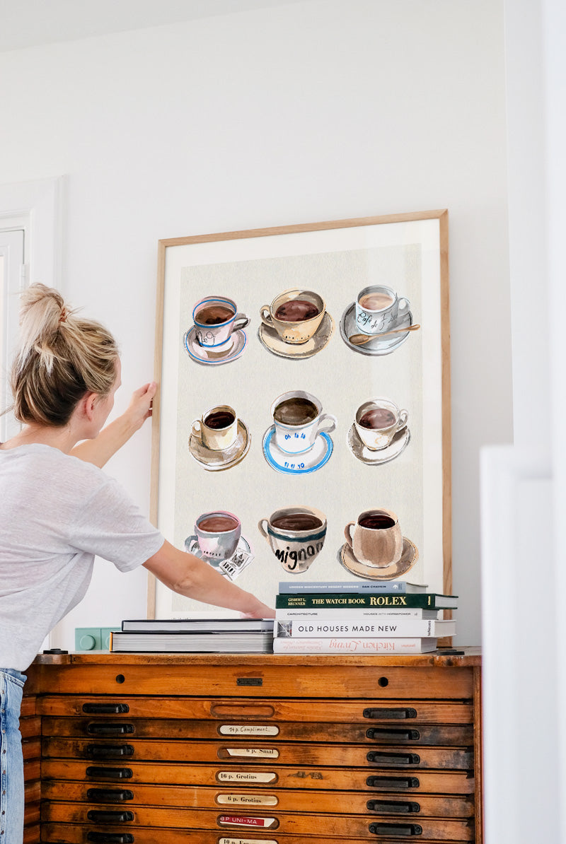 Affiche Le Café accrochée dans une cuisine ou coin café