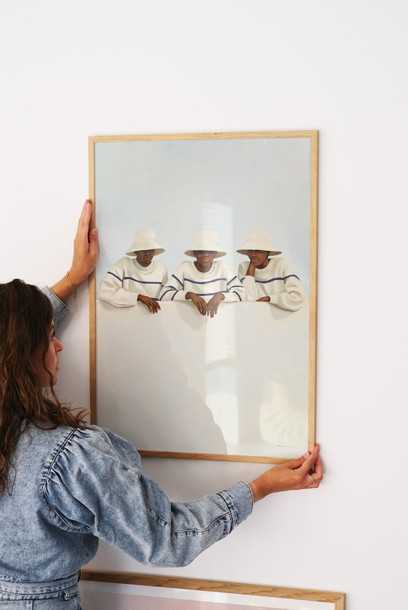 Affiche graphique Trois Femmes de Maxime Peeking dans une chambre contemporaine