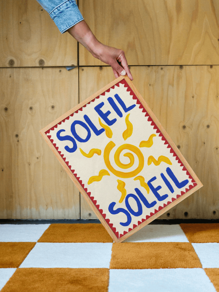 Affiche Soleil sur fond blanc, grand disque jaune et typographie bleue rétro