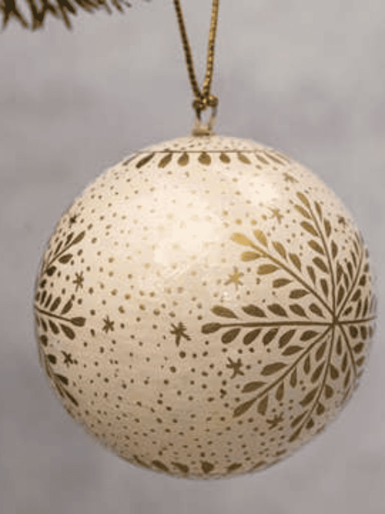 boule de noel blanche et dorée indienne