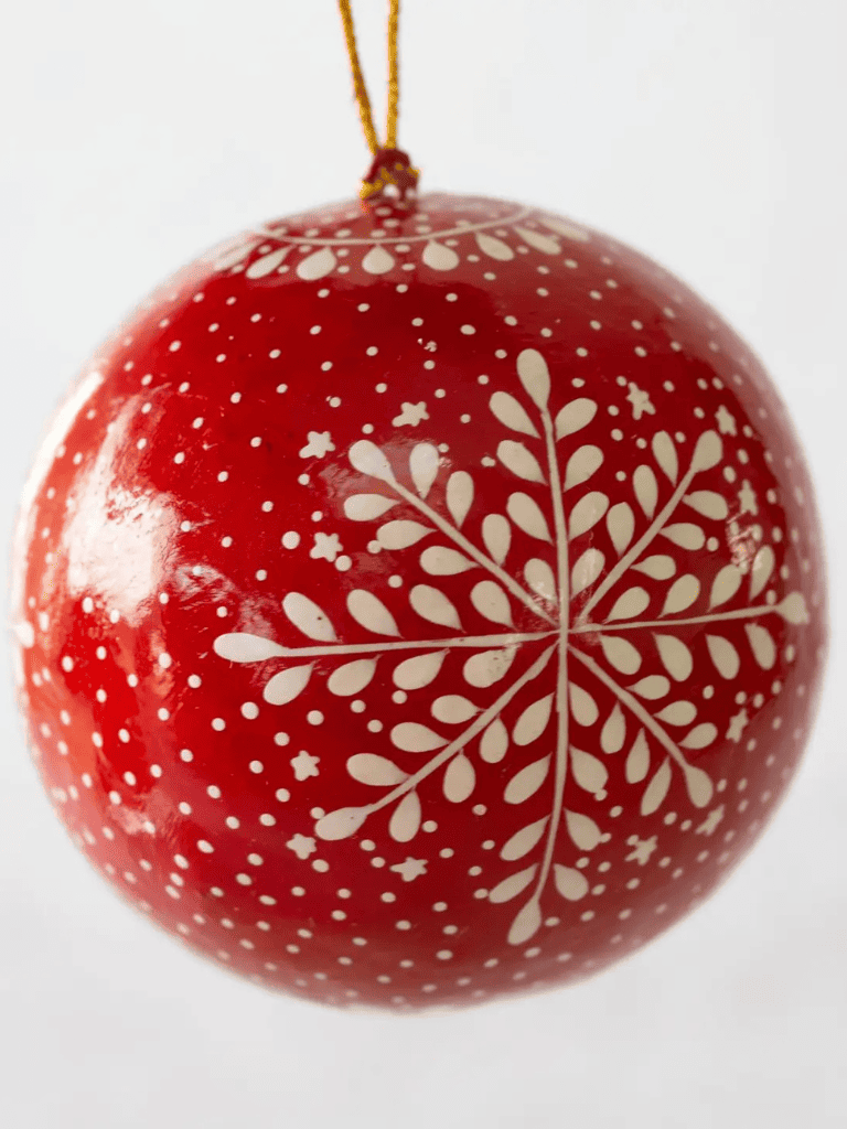 Boule de Noël en papier mâché artisanal flocon rouge et blanche, fabrication indienne