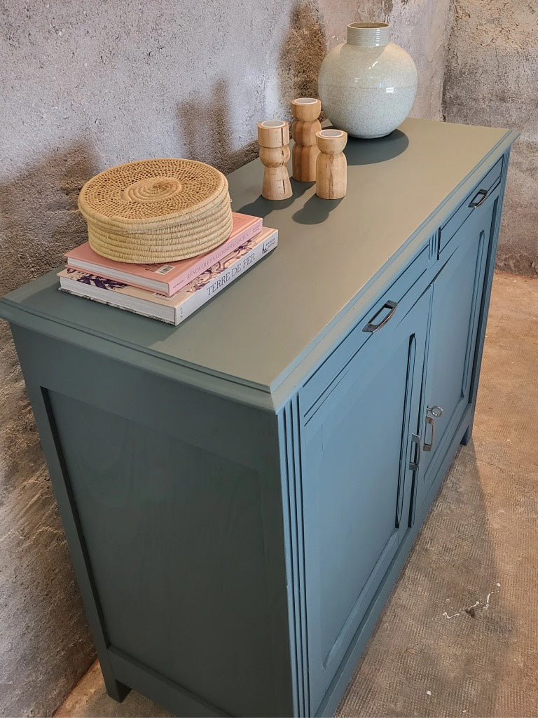 Buffet parisien ancien rénové, peint en Inchyra Blue, style vintage chic, teinte gris bleu vert