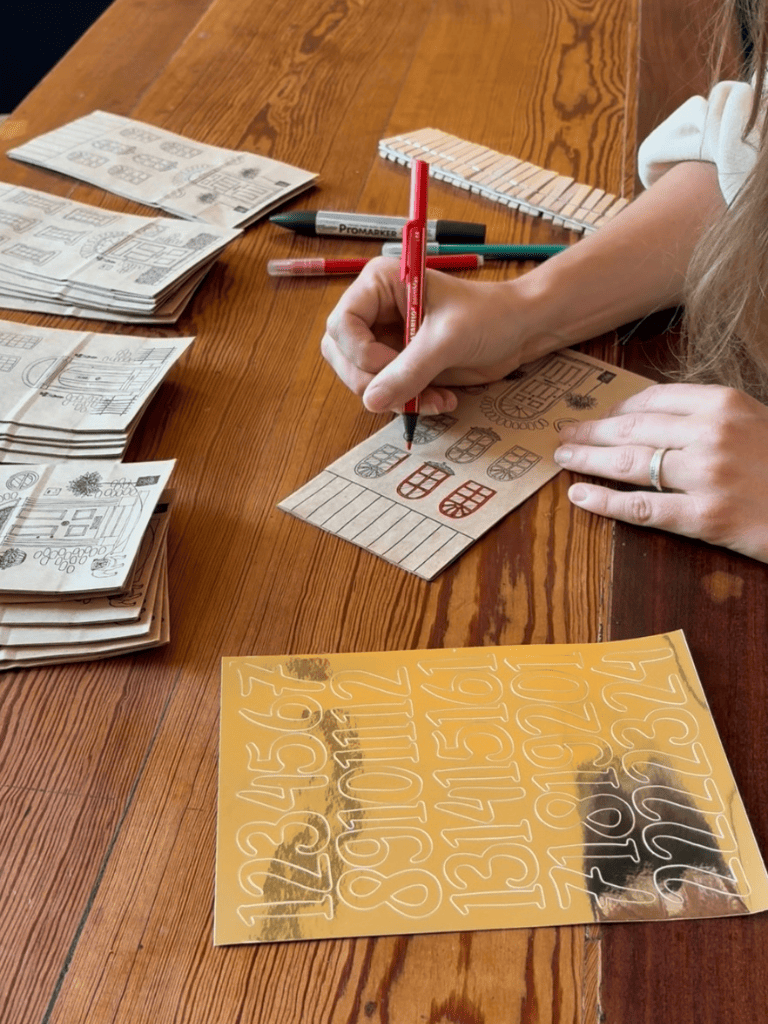 Calendrier de l’Avent à colorier en papier kraft avec 24 maisons à suspendre, chiffres dorés et pinces à linge, fabrication allemande