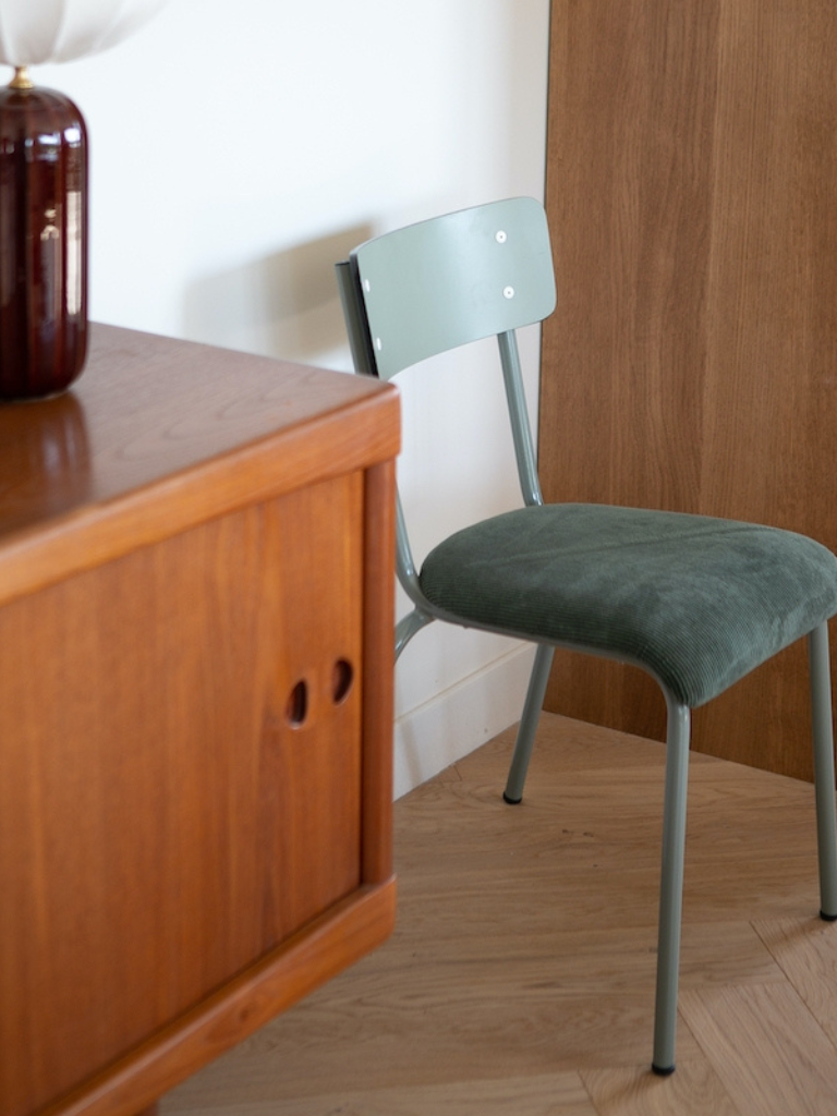 Chaise Formica Les Gambettes en velours dans une salle à manger, mobilier vintage et confortable pour repas conviviaux