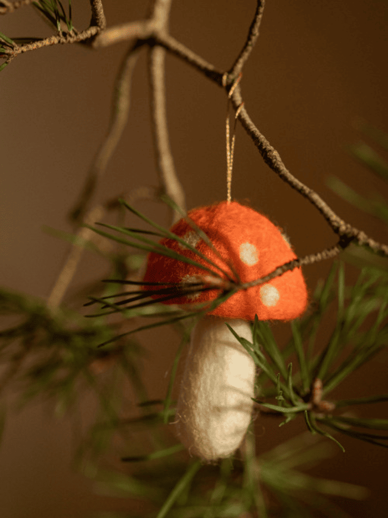 Champignon décoratif orange à pois en feutrine Muskhane
