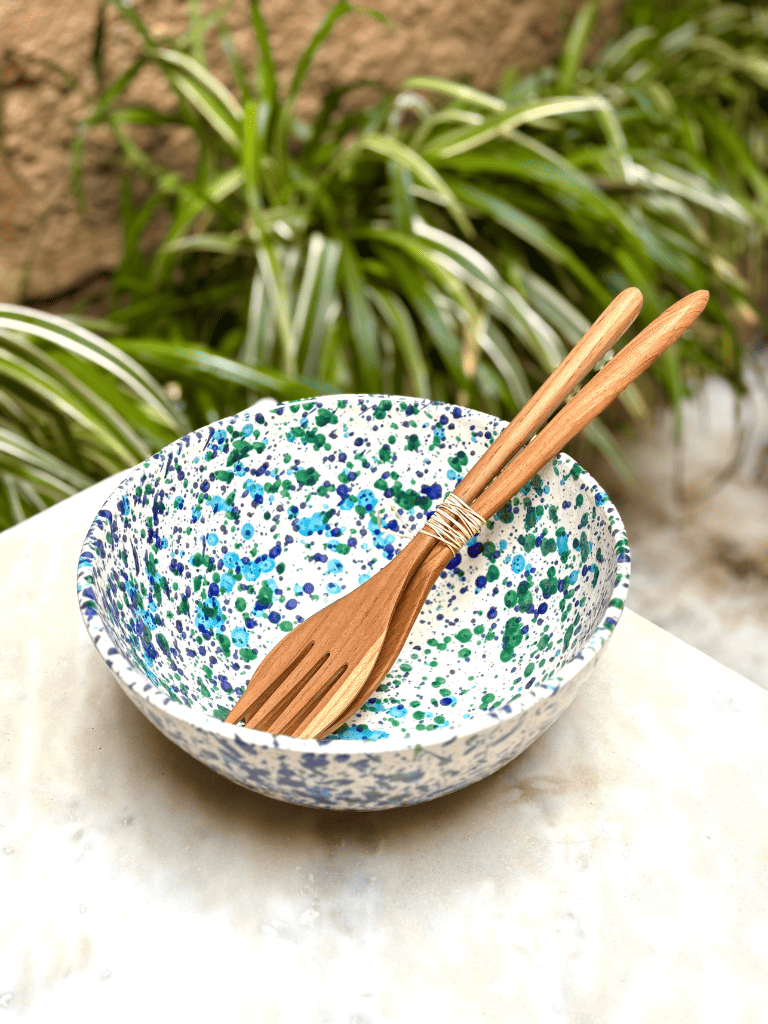 Contenant artisanal espagnol bleu et vert utilisé pour servir une salade