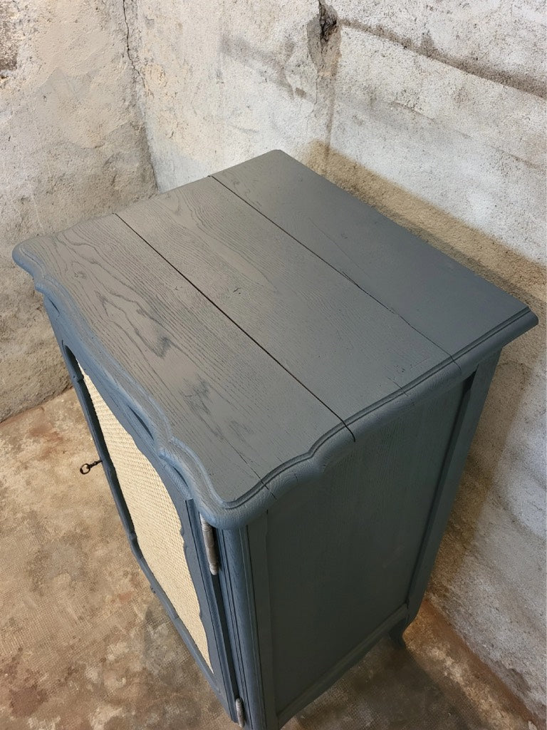 Détail de la peinture bleu foncé, Hague Blue de Farrow & Ball sur le meuble ancien restauré avec cannage