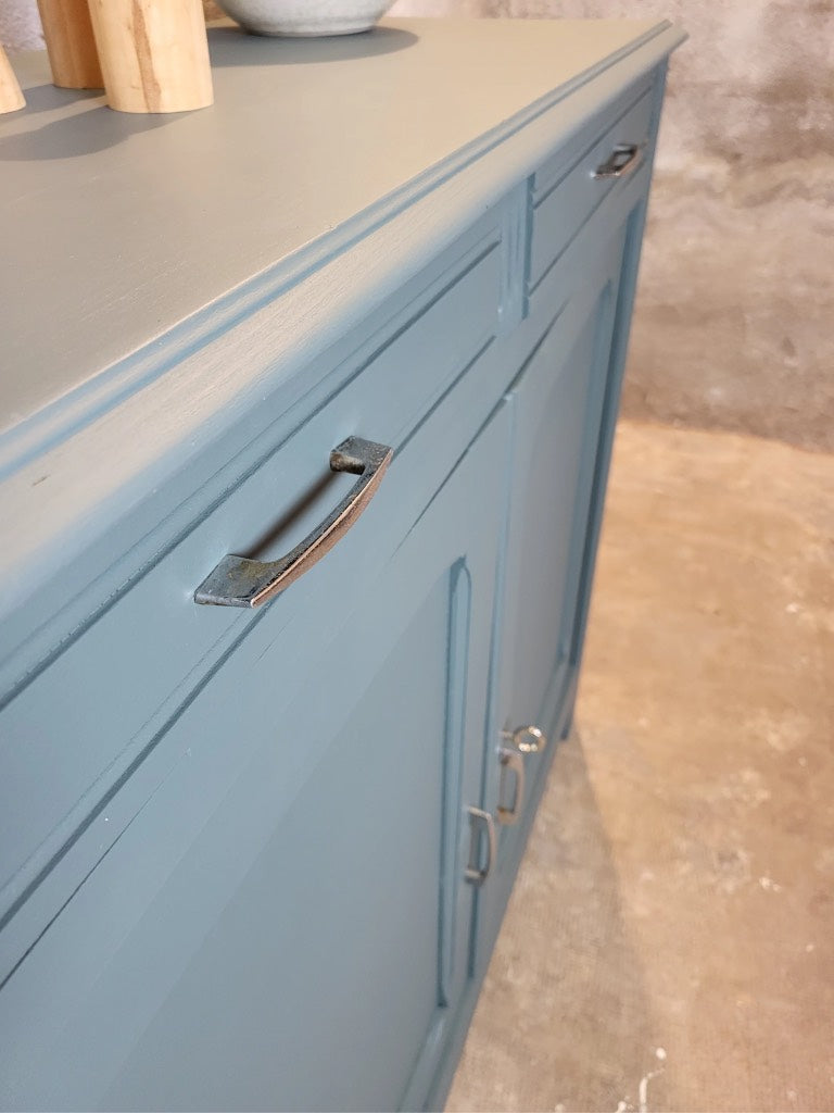 Détail de la peinture Inchyra Blue sur meuble vintage, teinte gris-vert élégante.