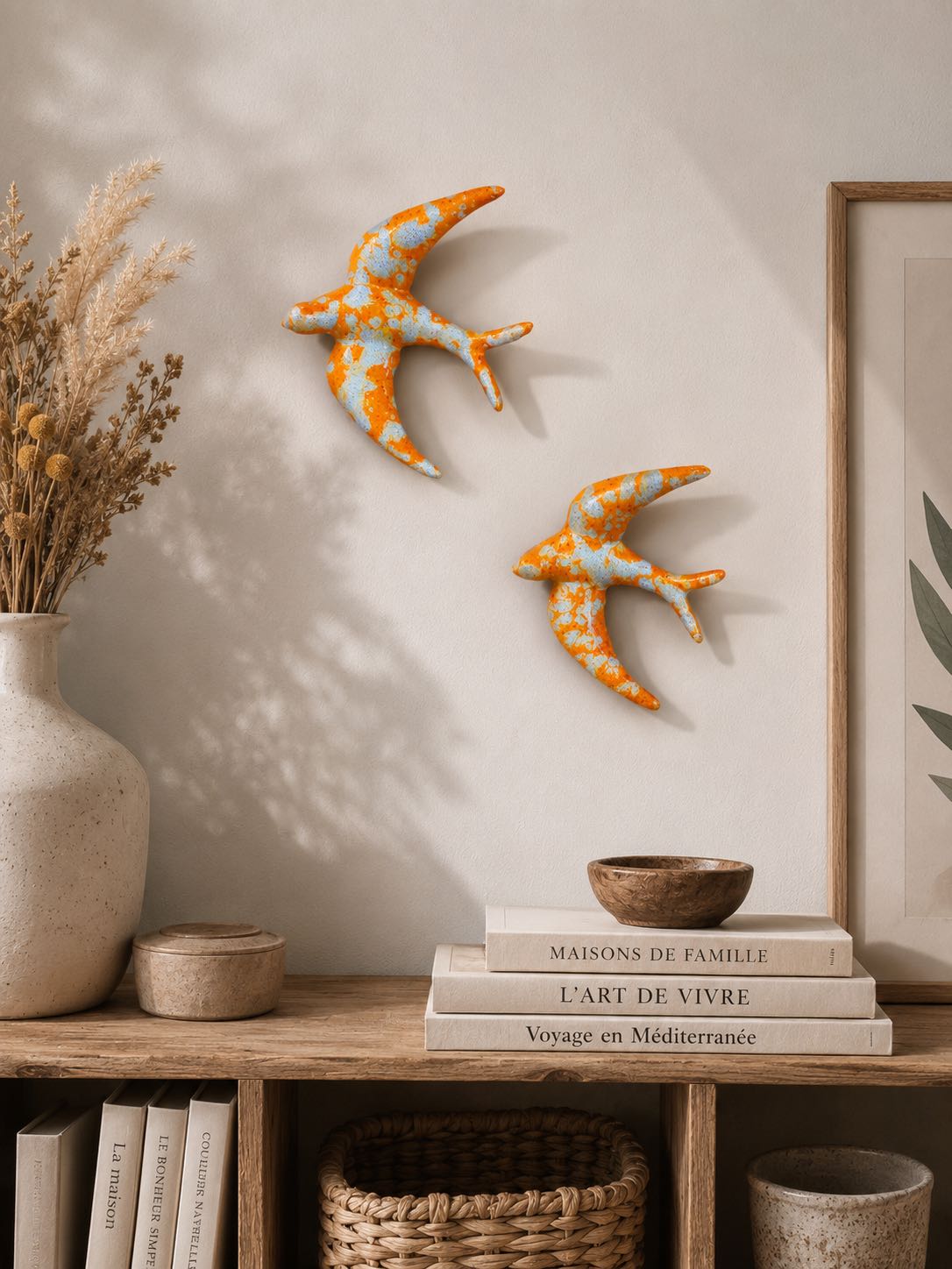 Hirondelle en céramique décorative, terre cuite émaillée orange et bleu clair. Peut tout aussi bien être une décoration intérieur qu'extérieur à fixer au mur ou a planter dans une jardinière. Style méditerranéen.