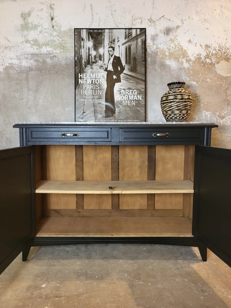 Vue de l'intérieur du buffet, étagères offrant une grande capacité de rangement, peint en noir