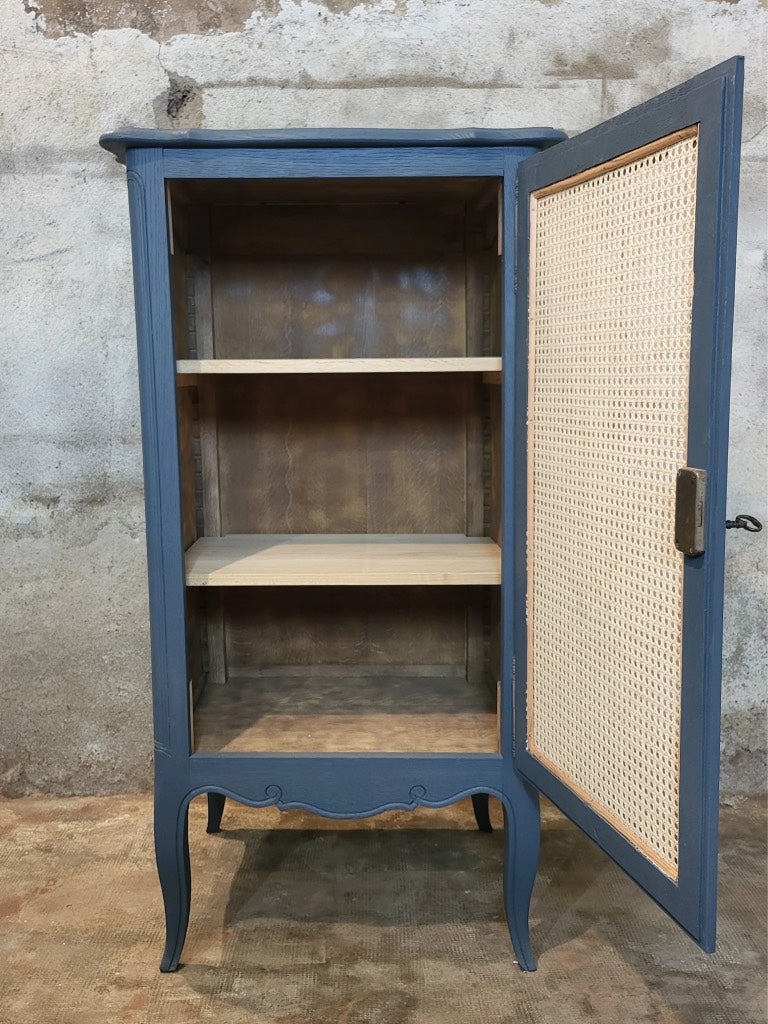 Intérieur de la bonnetière rénovée montrant les étagères de rangement en bois