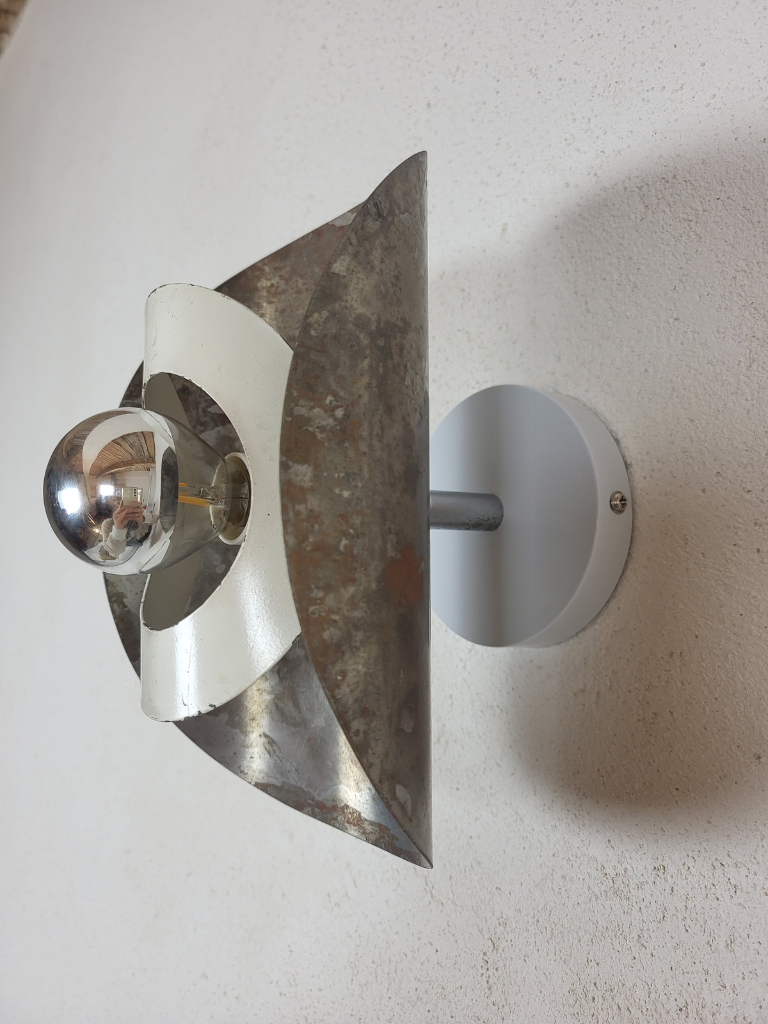 lampe murale en métal éteinte sur mur blanc