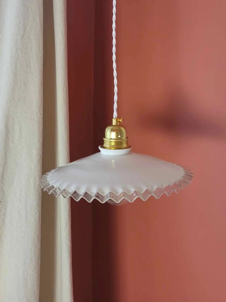 Suspension vintage en verre opaline blanc, dentelle transparente, luminaire ancien vintage.