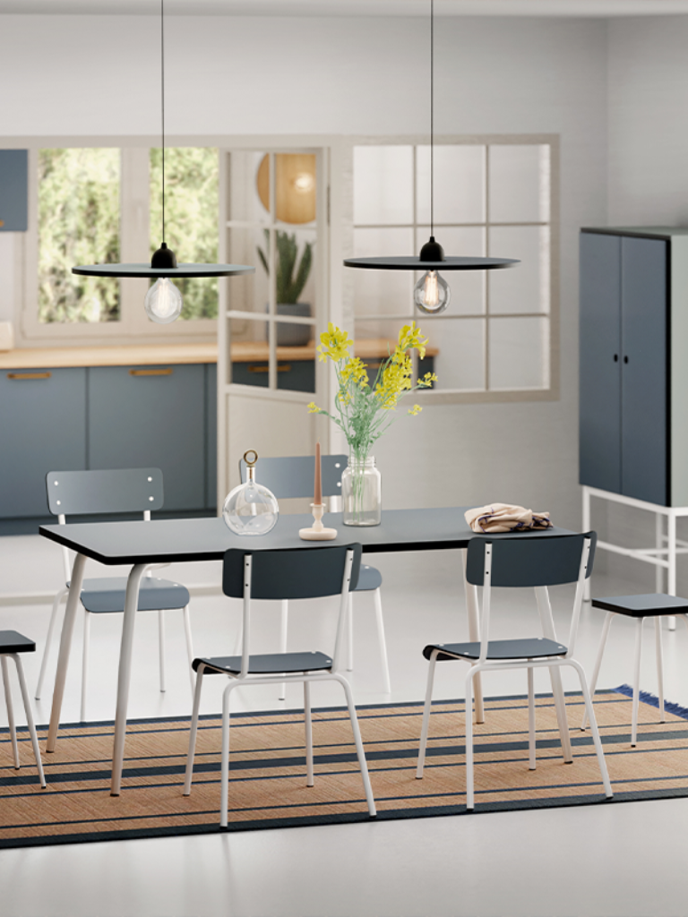 mise en situation chaises formica bleues