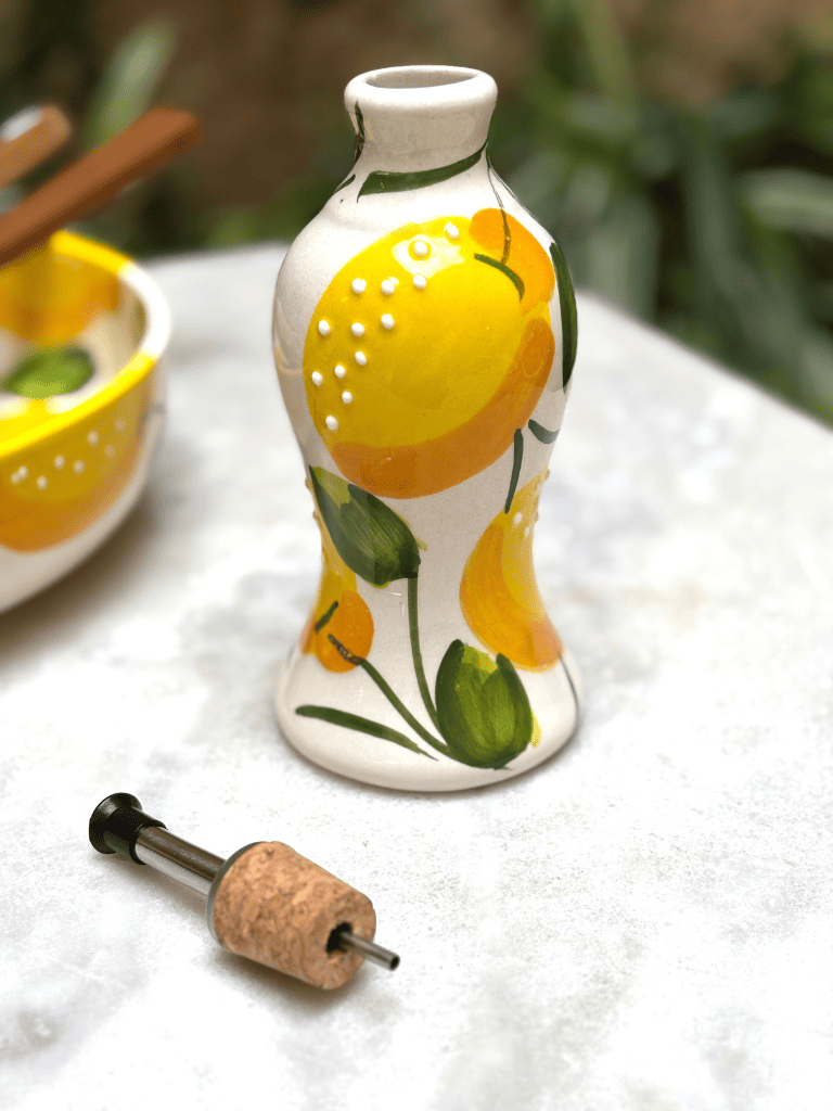 Huilier artisanal en terre vernissée, décor citron méditerranéen, pratique pour verser l’huile d’olive, fabrication artisanale espagnole.