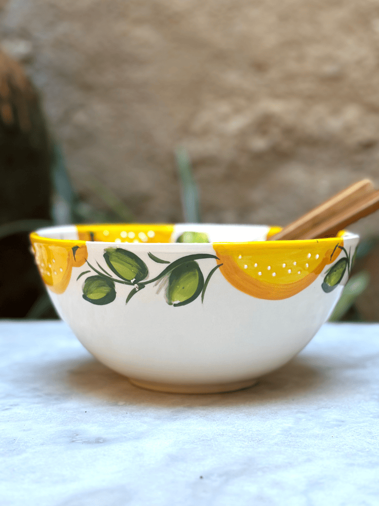 Saladier en terre vernissé artisanale décor citron, design méditerranéen, vue de côté. Bol à salade citrons.