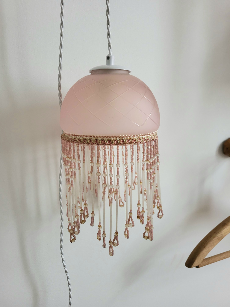 suspension rose en perle suspendue à un fil blanc