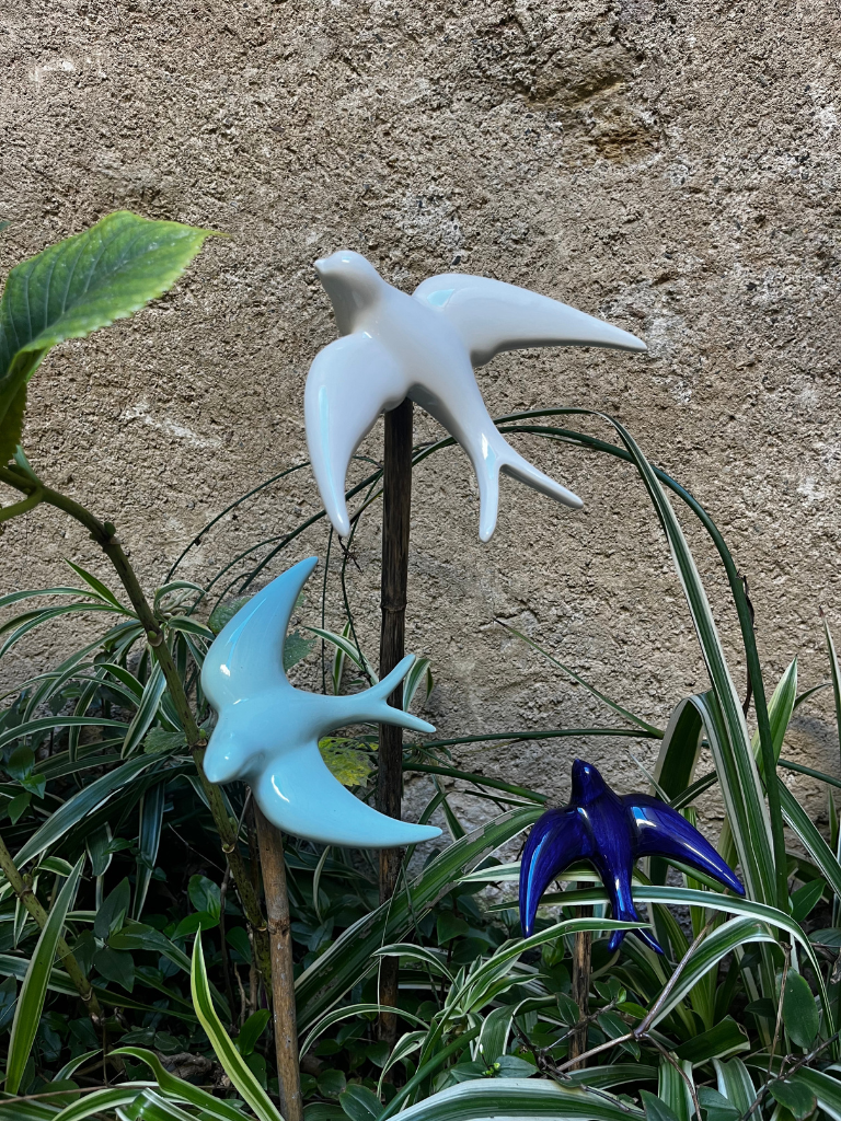 trio d'hirondelles dans une jardinière