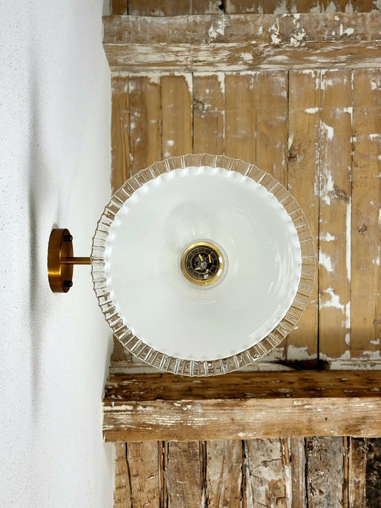 Vue du dessous, applique murale, luminaire en verre blanc et transparent ondulé, vintage.