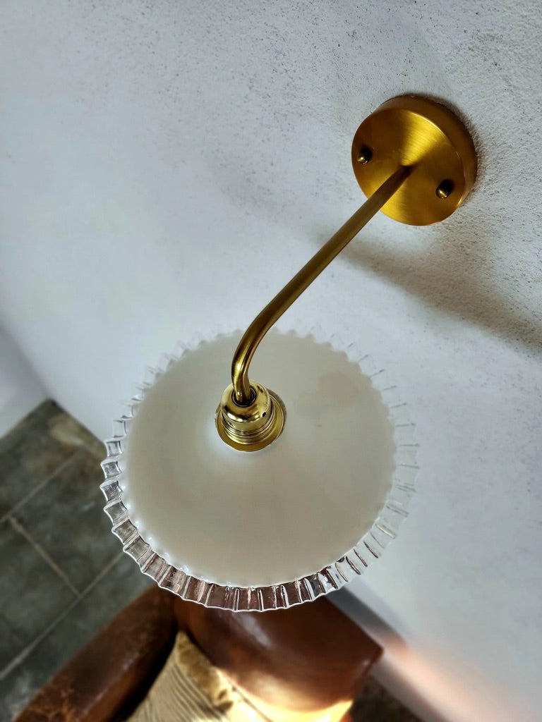 Applique murale vintage en verre opaline ondulé, luminaire rétro années 50 monté à la main en France.