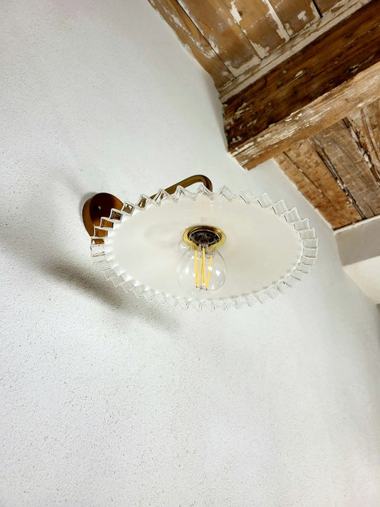 Vue de dessous d’un luminaire mural en verre opaline ondulé, applique murale vintage des années 50 faite main.
