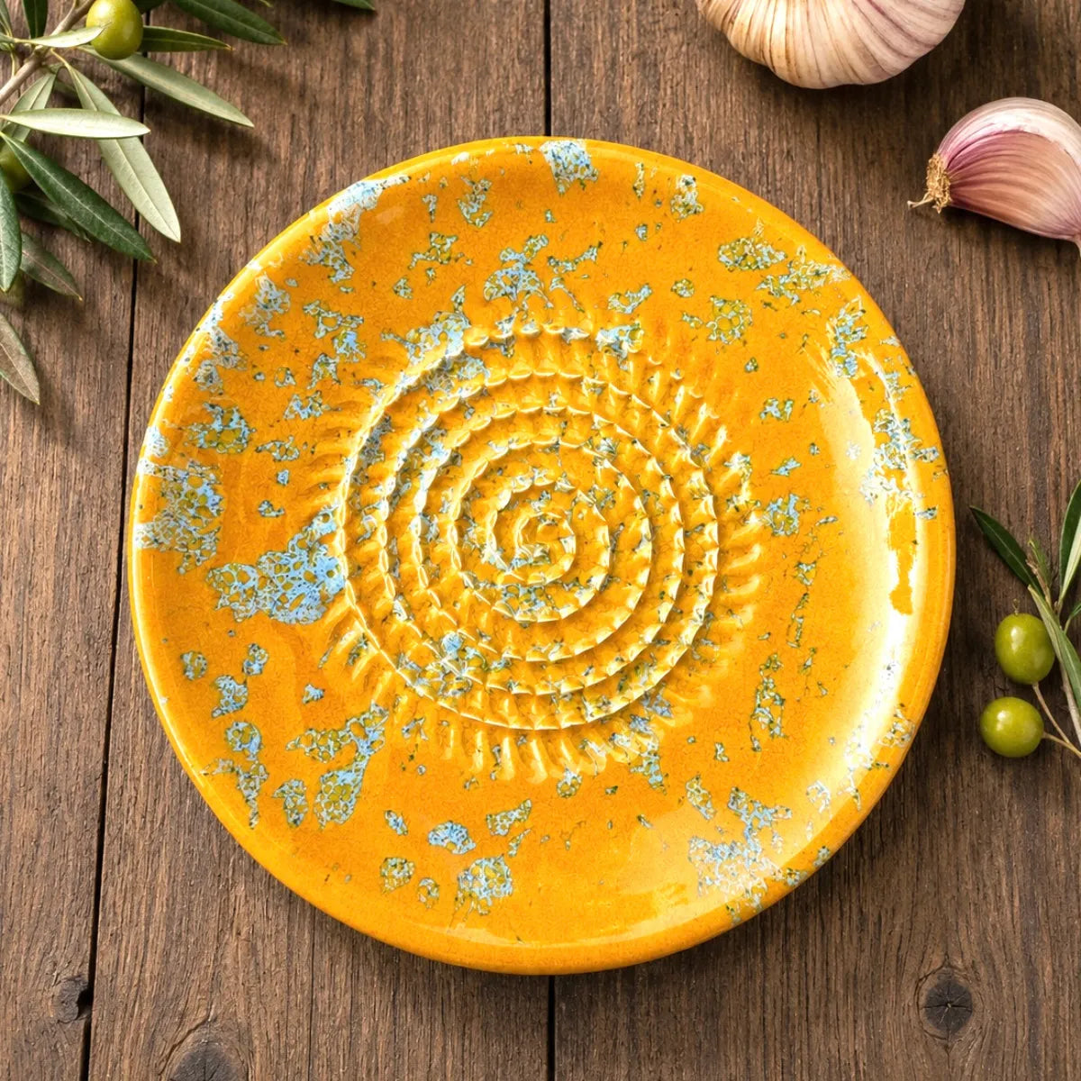 Assiette poterie à fond texturé pour raper des aliments, ail, gingembre, tomate,… couleur jaune provençale sur table en bois