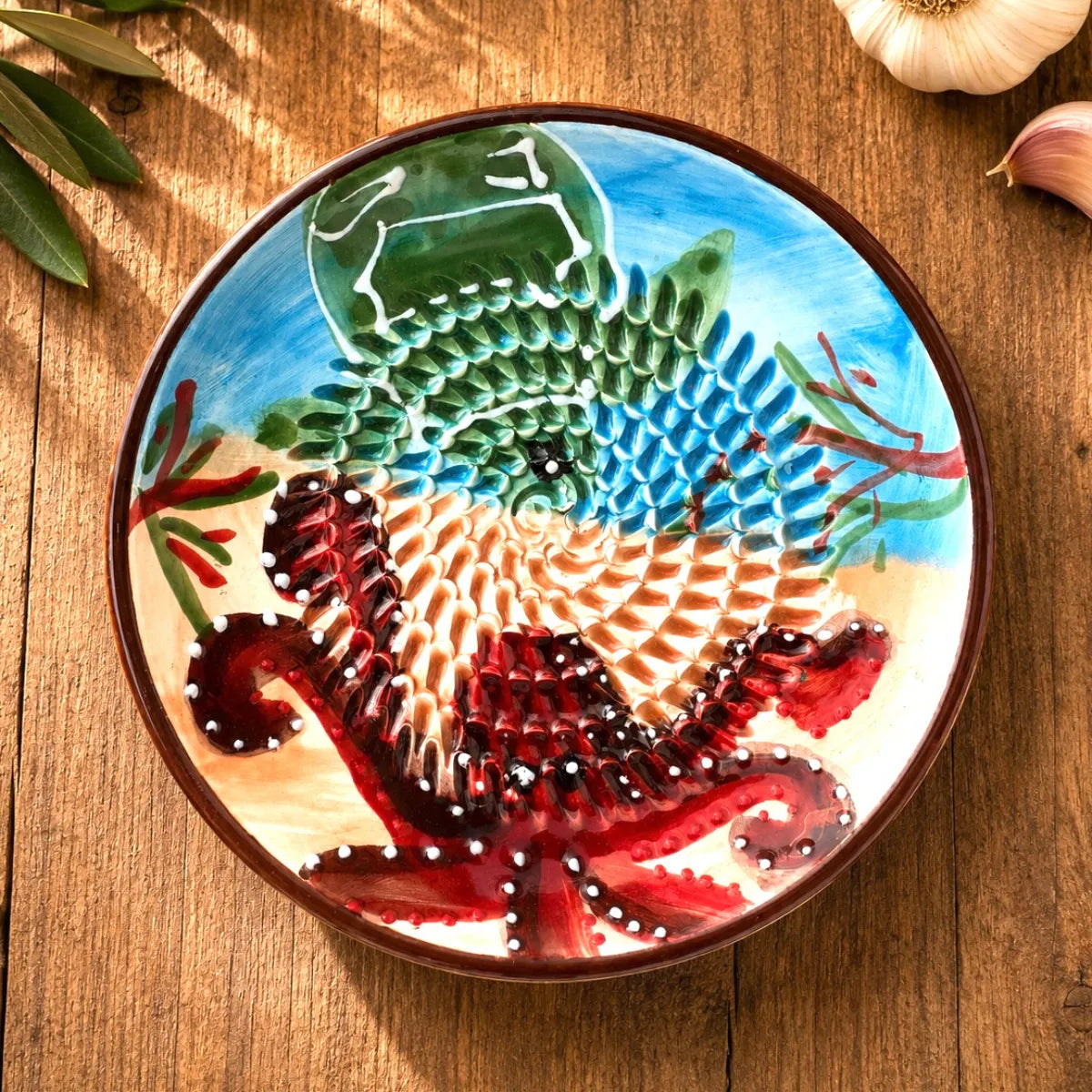 Coupelle texturé, gratte ail en céramique motif poulpe et crabe thème de la mer sur table en bois