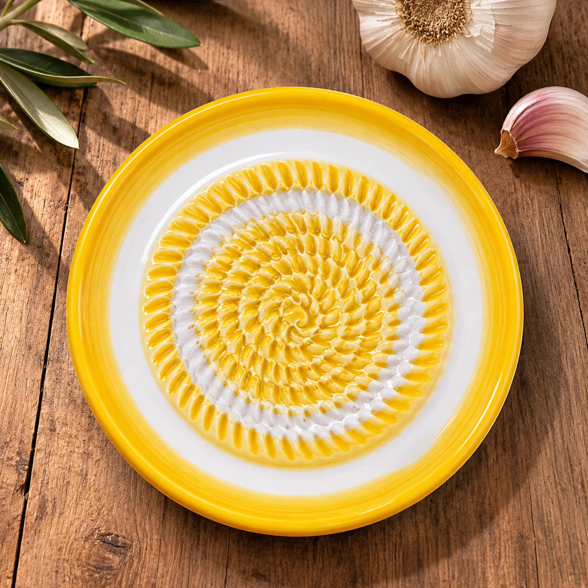 Coupelle en céramique à fond texturé qui râpe ail et gingembre rayé jaune sur table en bois