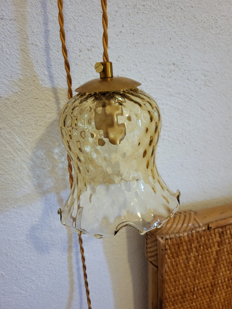 baladeuse lampe ambre suspendue avec un câble doré