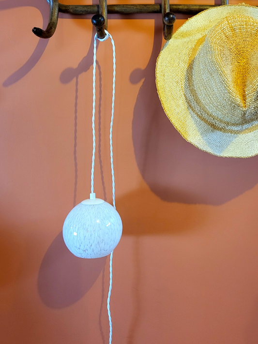 Baladeuse clichy blanche suspendu à un porte manteau