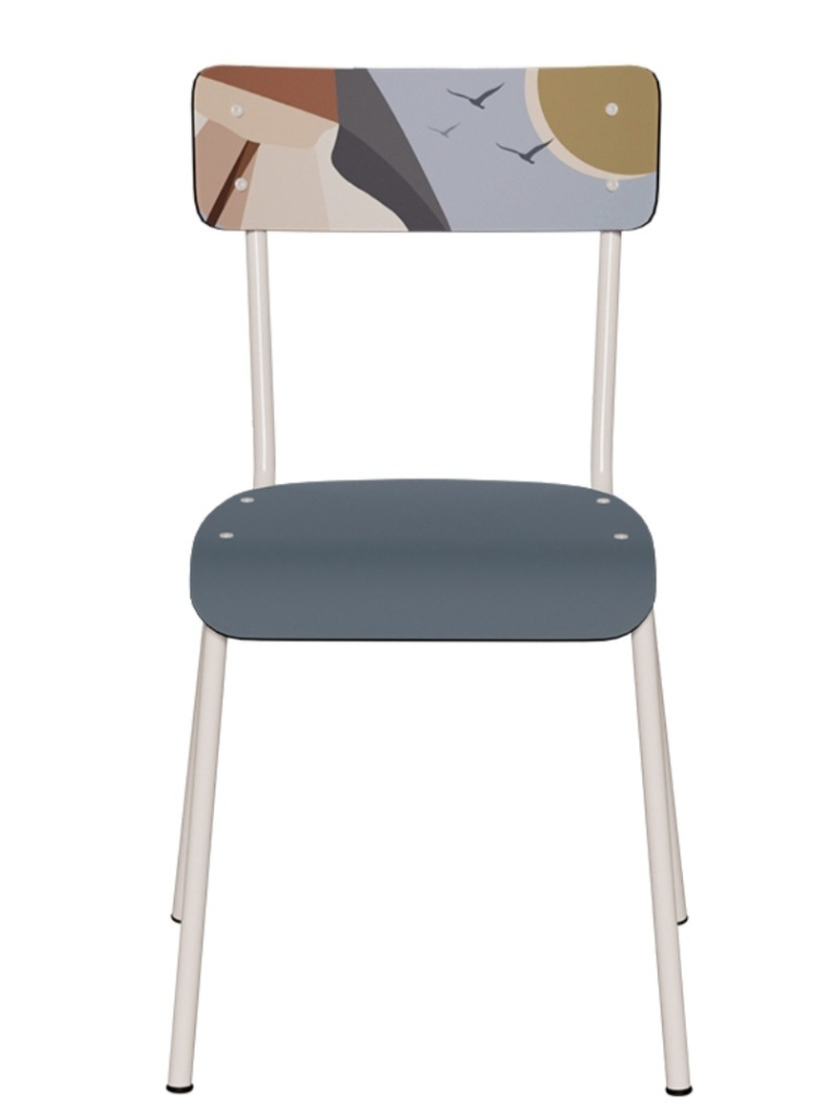 Chaise Suzie en bois de hêtre et acier, coloris bleu, vue de face, design rétro inspiré des chaises d’école, fabriquée en Europe.