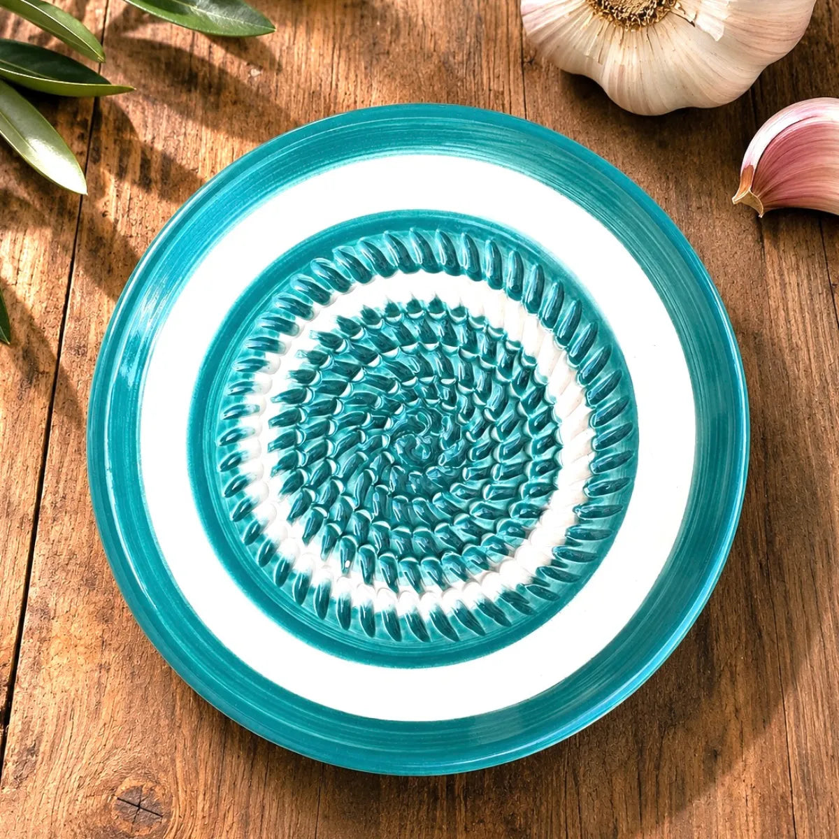 Assiette en céramique à fond texturé pour râper l’ail, le gingembre, les tomates accessoire cuisine artisanale.