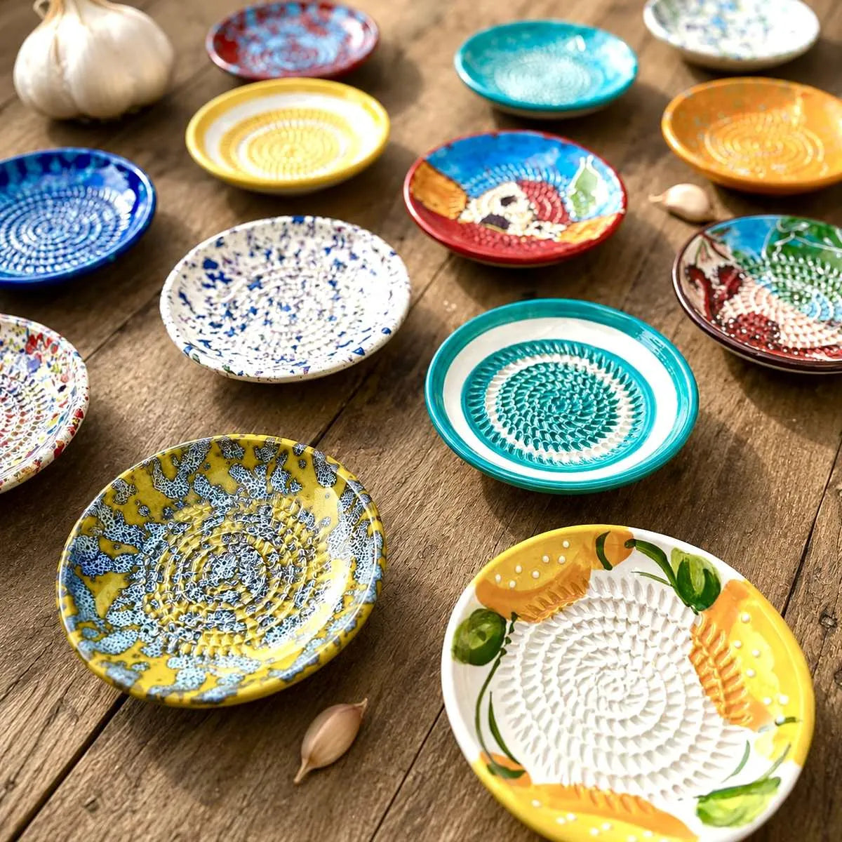 Coupelles gratte ail en céramique, assiette à fond texturé pour râper des aliments, ail,gingembre, poterie artisanale, ustensile de cuisine provençale, idéale pour les salades. Motifs citron, mer, poulpe, rayures, bleu, vert, rouge, jaune, taches. 