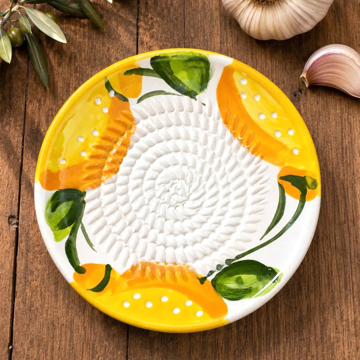 Assiette gratte ail, à fond texturé pour râper l’ail, le gingembre, les légumes en céramique artisanale motif citrons, thème méditerranéen