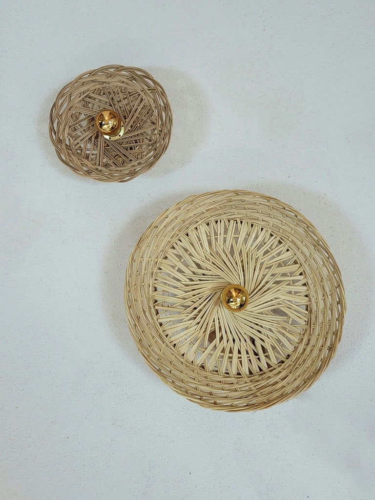Deux tailles d'applique murale artisanale en corbeille tressée, luminaire en fibres naturelles upcyclé.