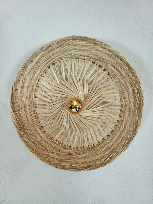 Grande applique murale en corbeille tressée, luminaire en fibres naturelles upcyclé, fabrication artisanale française.