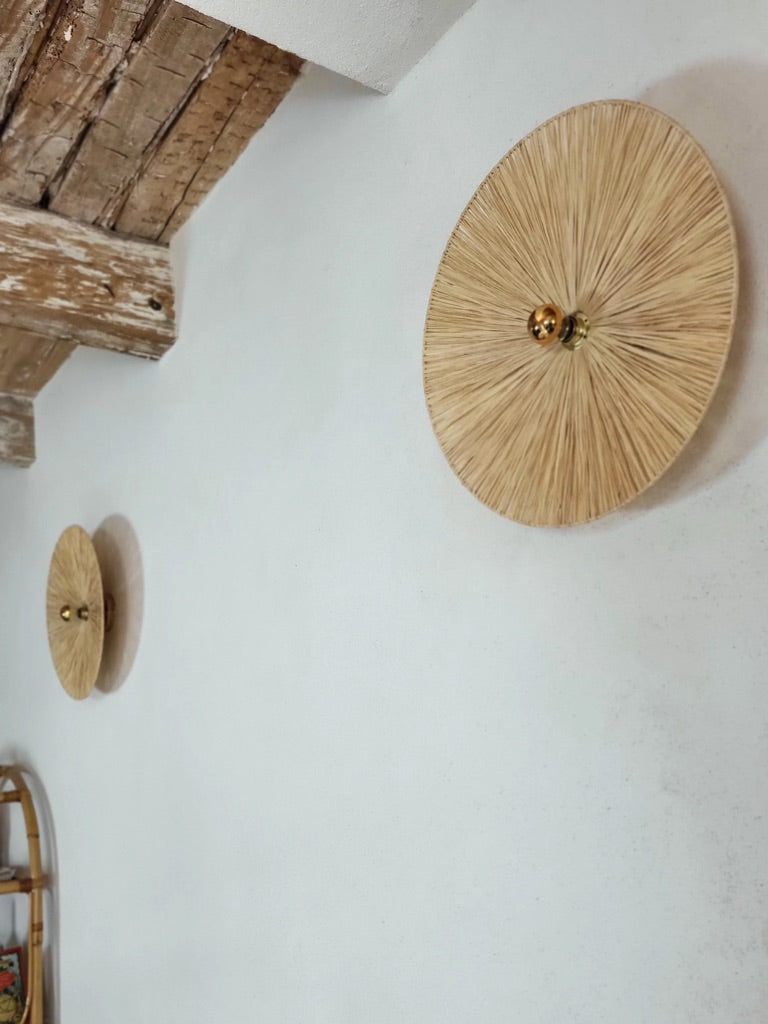 Applique murale en raphia naturel, luminaire artisanal fabriqué en France dans un style méditerranéen.